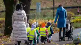 gro-up kinderen groepje loopt onder begeleiding twee volwassenen gro-up kinderen groepje loopt onder begeleiding twee volwassenen