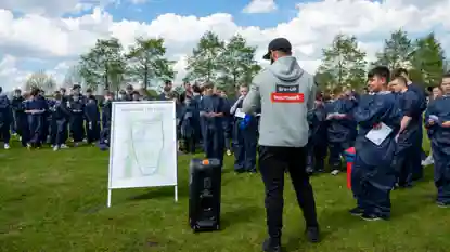 gro-up jeugd probeert uit handen van politie te blijven tijdens The Hunt in Pijnacker-Nootdorp