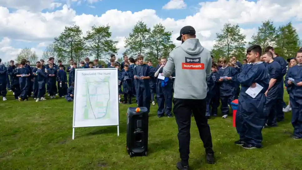 Jongeren proberen uit handen van politie te blijven tijdens The Hunt in Pijnacker-Nootdorp