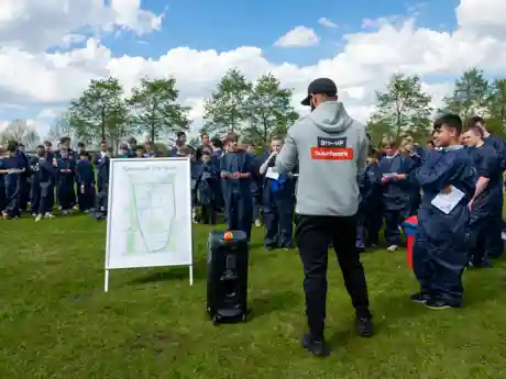 Jongeren proberen uit handen van politie te blijven tijdens The Hunt in Pijnacker-Nootdorp Jongeren proberen uit handen van politie te blijven tijdens The Hunt in Pijnacker-Nootdorp