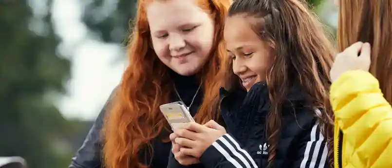 buurtwerk van gro-up in Krimpen aan den IJssel Twee meisjes appen buiten. Zij zijn de doelgroep van gro-up buurtwerk Krimpen aan den IJssel