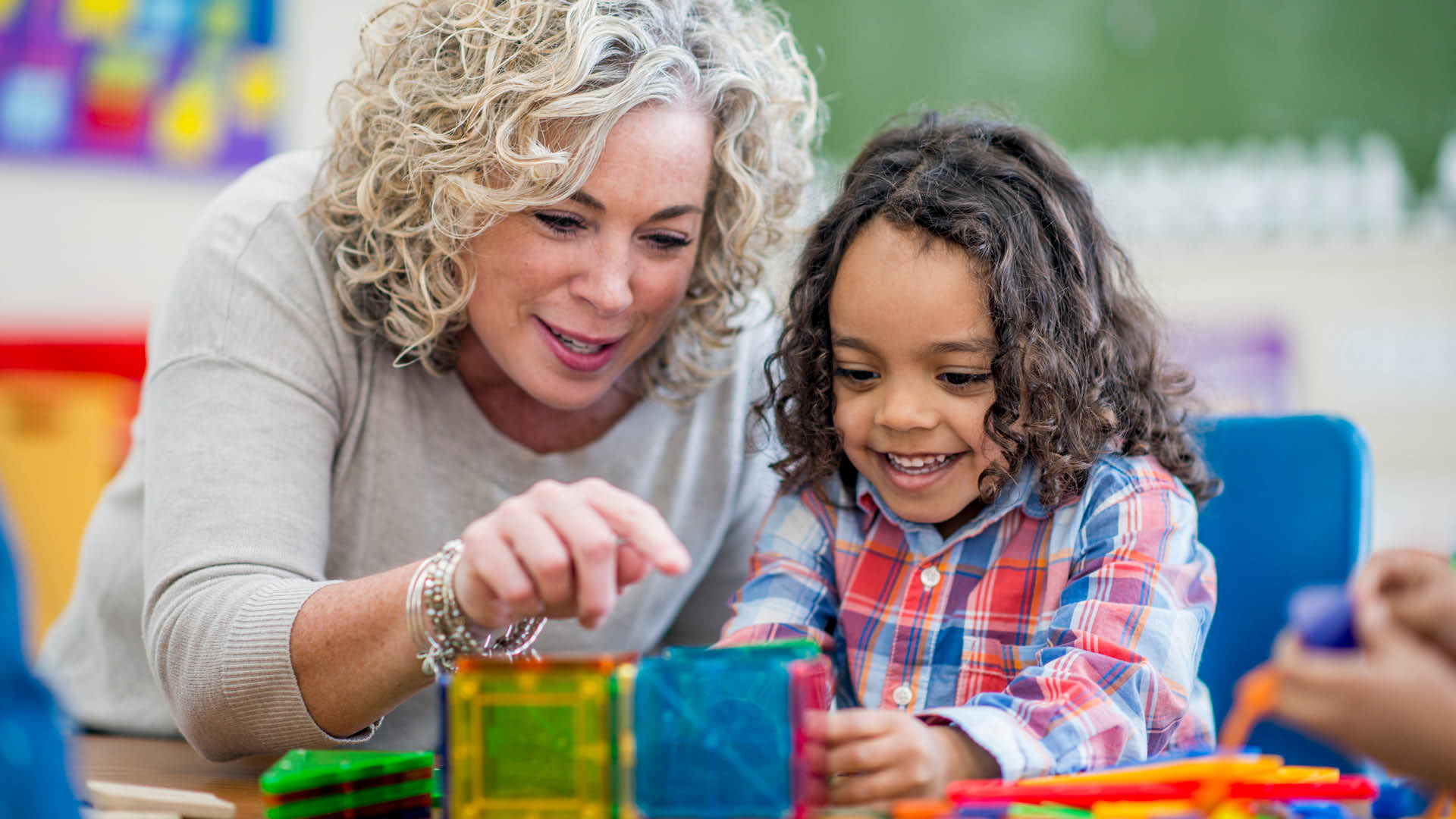 Een kind krijgt uitleg van een pedagogisch medewerker bij kinderdagverblijf Het Spectrum van gro-up