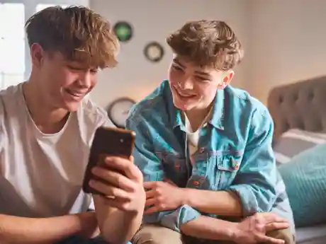 gro-up jeugd twee jongens kijken op mobiele telefoon gro-up jeugd twee jongens kijken op mobiele telefoon