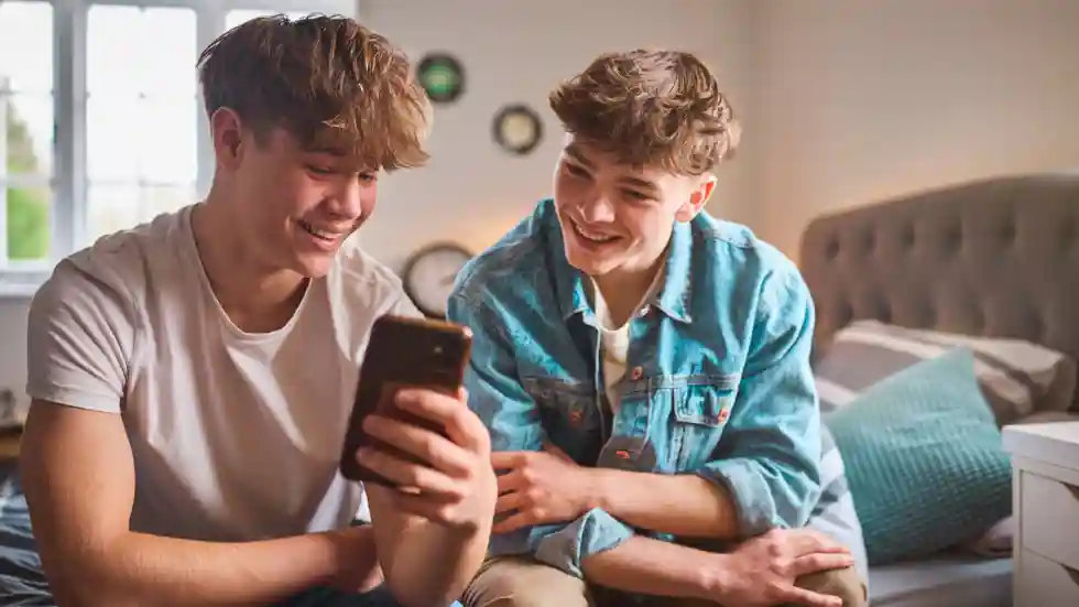gro-up jeugd twee jongens kijken op mobiele telefoon gro-up jeugd twee jongens kijken op mobiele telefoon