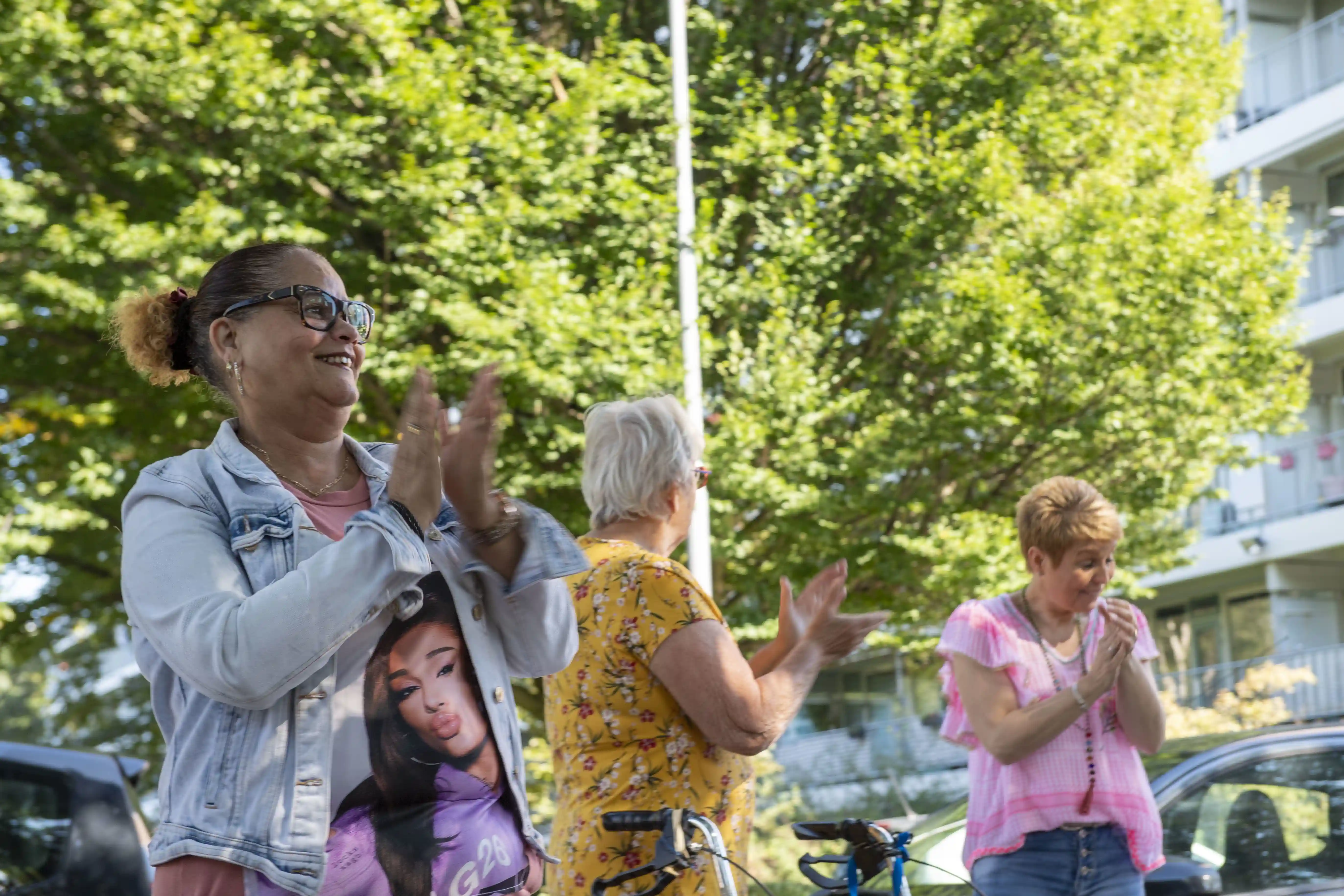 gro-up volwassenen feestje buiten