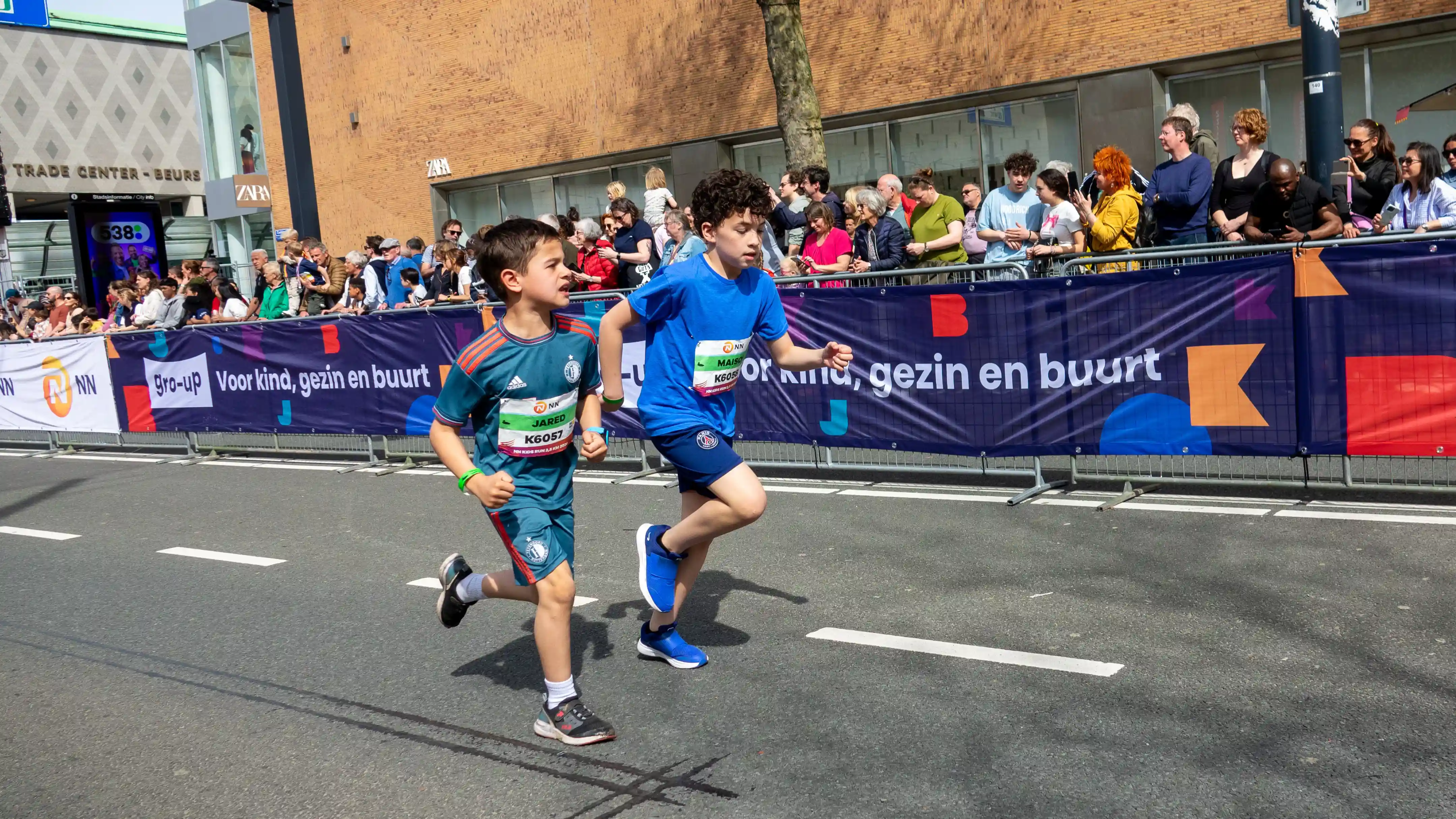 gro-up kinderen rennen de NN Kids Run tijdens de NN Marathon Rotterdam