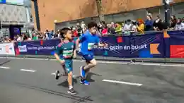 gro-up kinderen rennen de NN Kids Run tijdens de NN Marathon Rotterdam