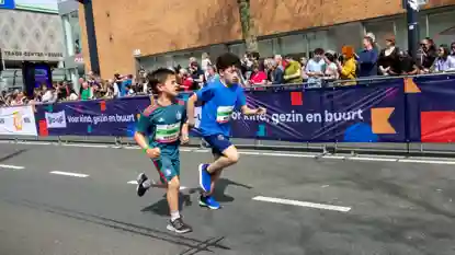 gro-up kinderen rennen de NN Kids Run tijdens de NN Marathon Rotterdam