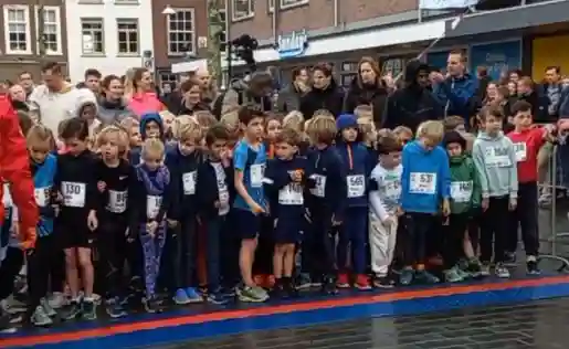 gro-up kinderen lopen de DrechtStadLoop