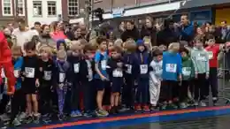 gro-up kinderen lopen de DrechtStadLoop