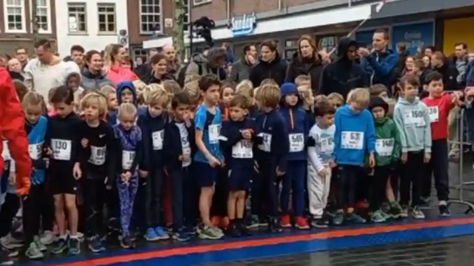 gro-up kinderen lopen de DrechtStadLoop gro-up kinderen lopen de DrechtStadLoop