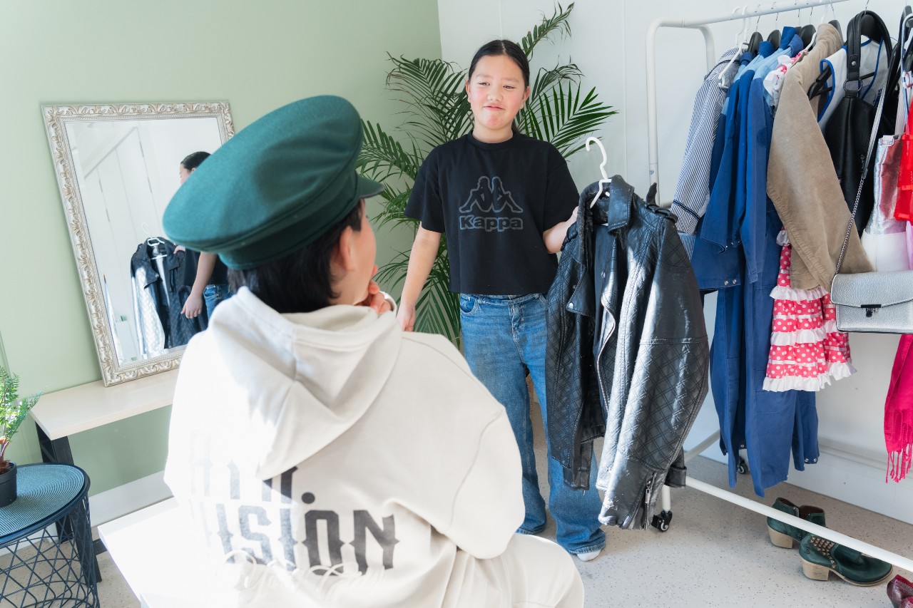 Een meisje showt een jasje aan een ander meisje op buitenschoolse opvang Het Kwartelnest in Zevenhuizen van gro-up
