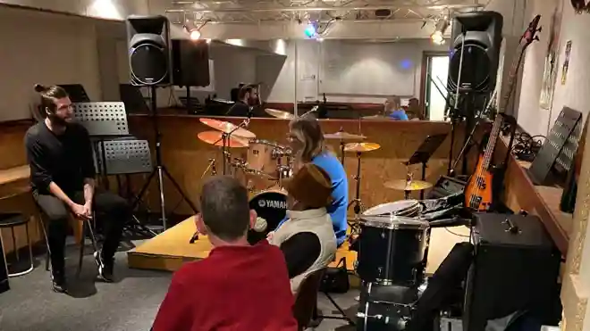 gro-up volwassenen praten tussen muziekinstrumenten gro-up volwassenen praten tussen muziekinstrumenten