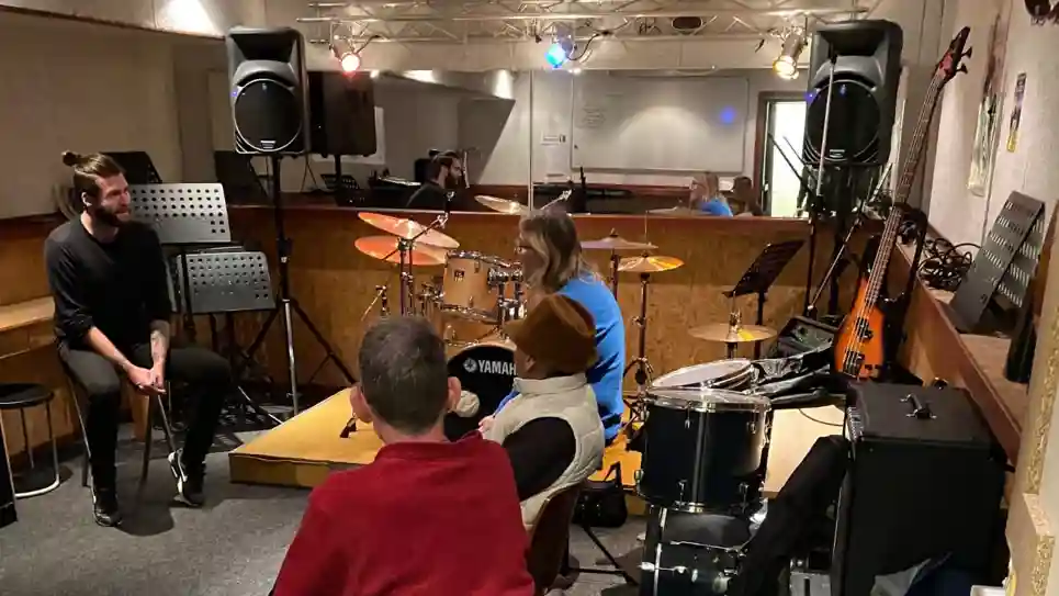 gro-up volwassenen praten tussen muziekinstrumenten gro-up volwassenen praten tussen muziekinstrumenten