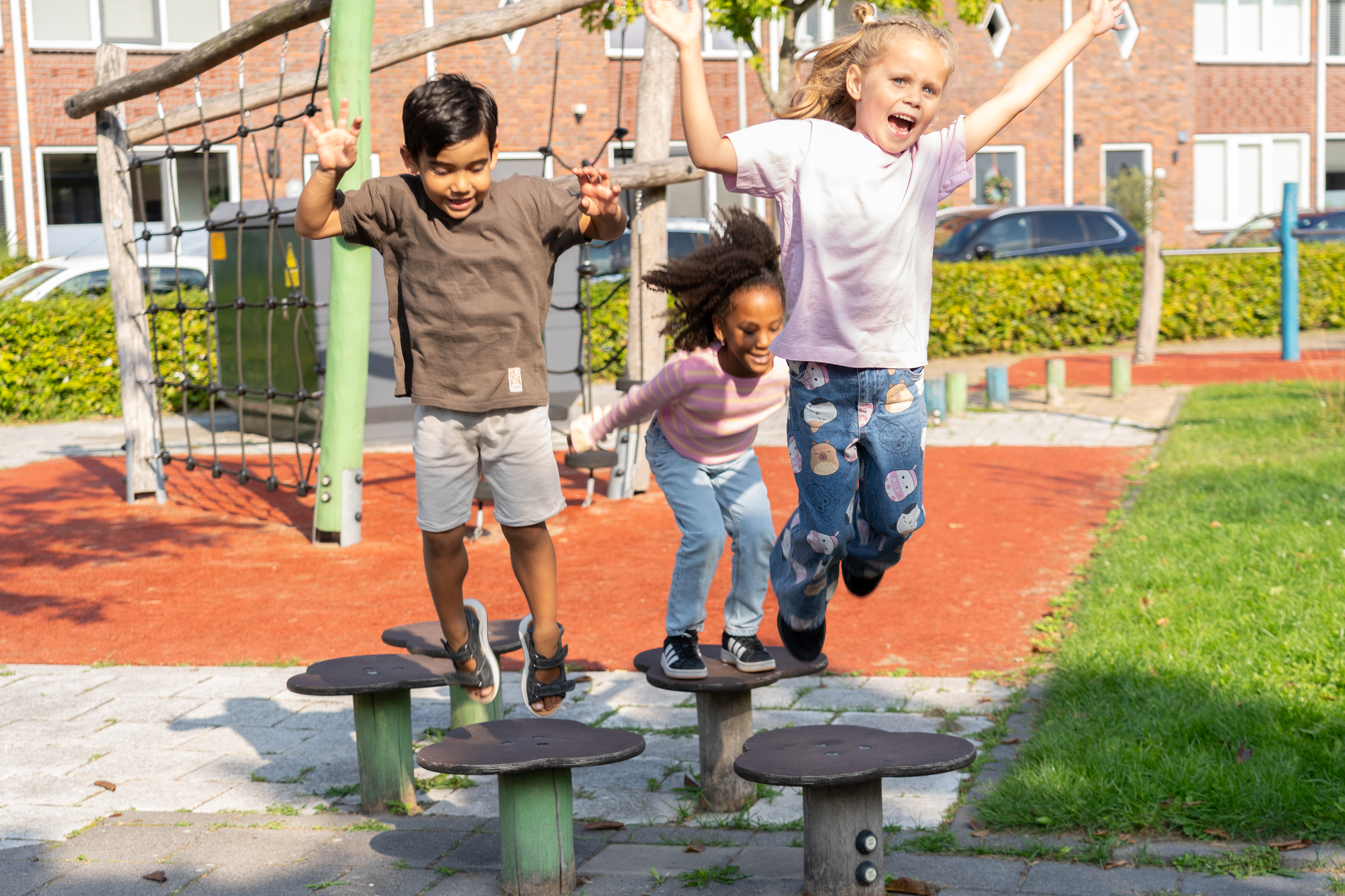 Kinderen tuinieren bij buitenschoolse opvang De Blokkendoos van gro-up