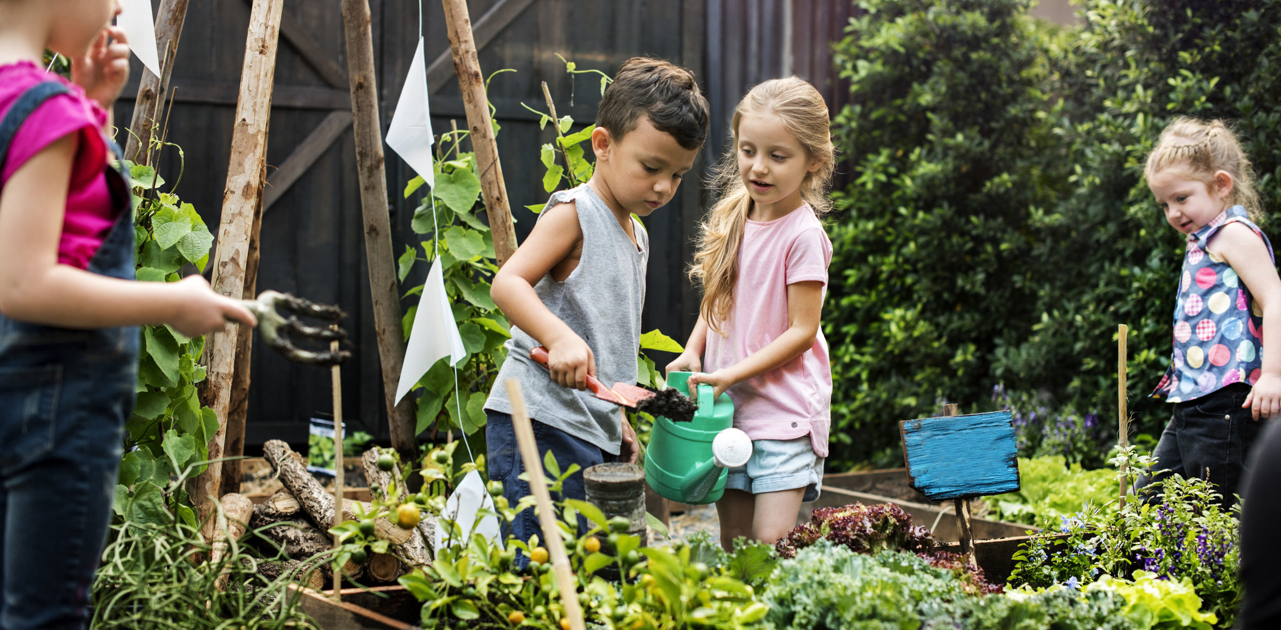 Kinderen tuinieren bij buitenschoolse opvang De Blokkendoos van gro-up