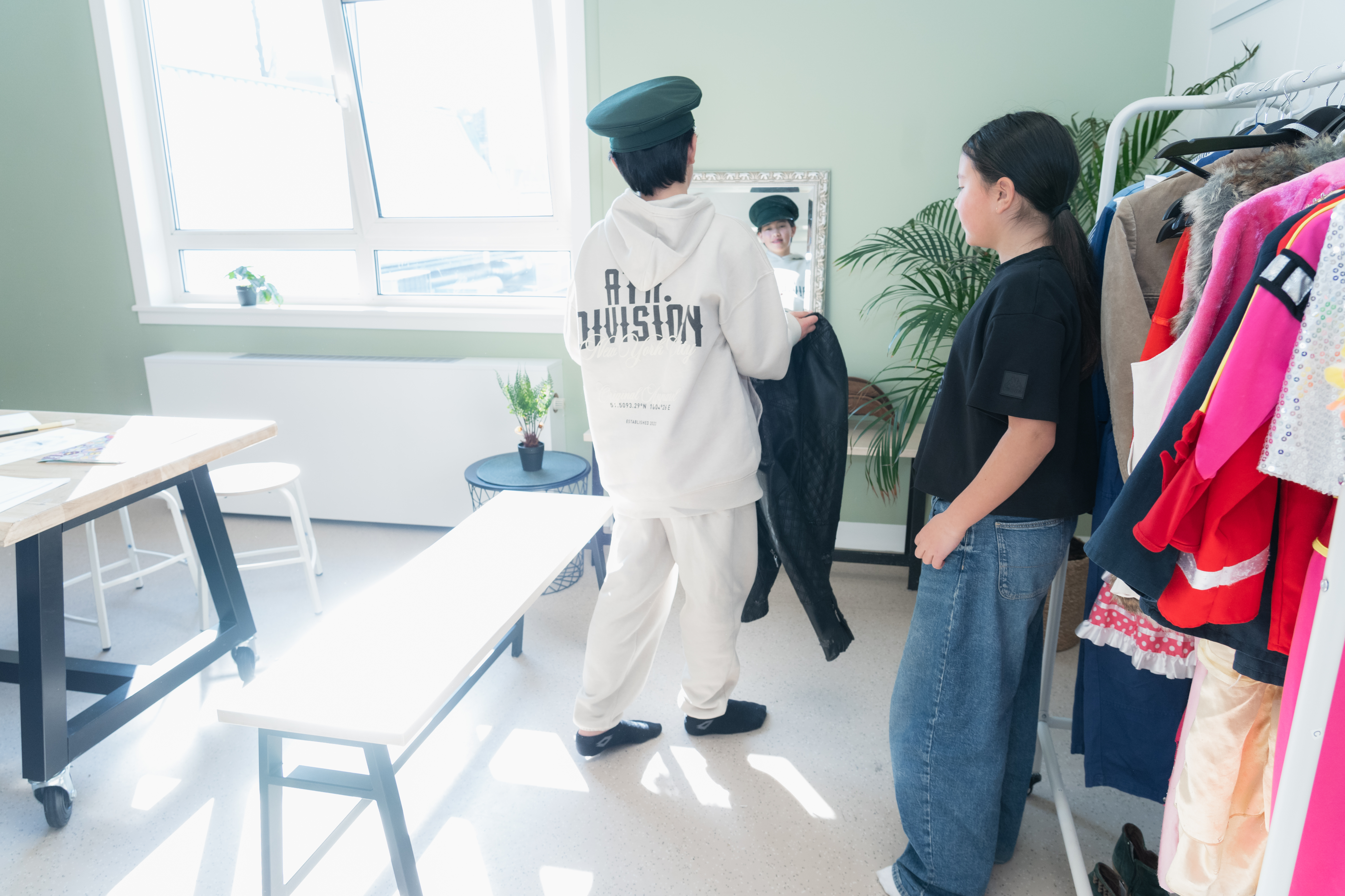 Kinderen kiezen verkleedkleren uit