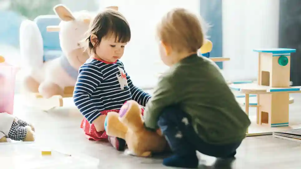 gro-up twee peuters spelen samen met een knuffel gro-up twee peuters spelen samen met een knuffel