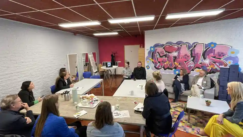 gro-up volwassenen op bezoek bij Huis van de Wijk Zevenkamp gro-up volwassenen op bezoek bij Huis van de Wijk Zevenkamp