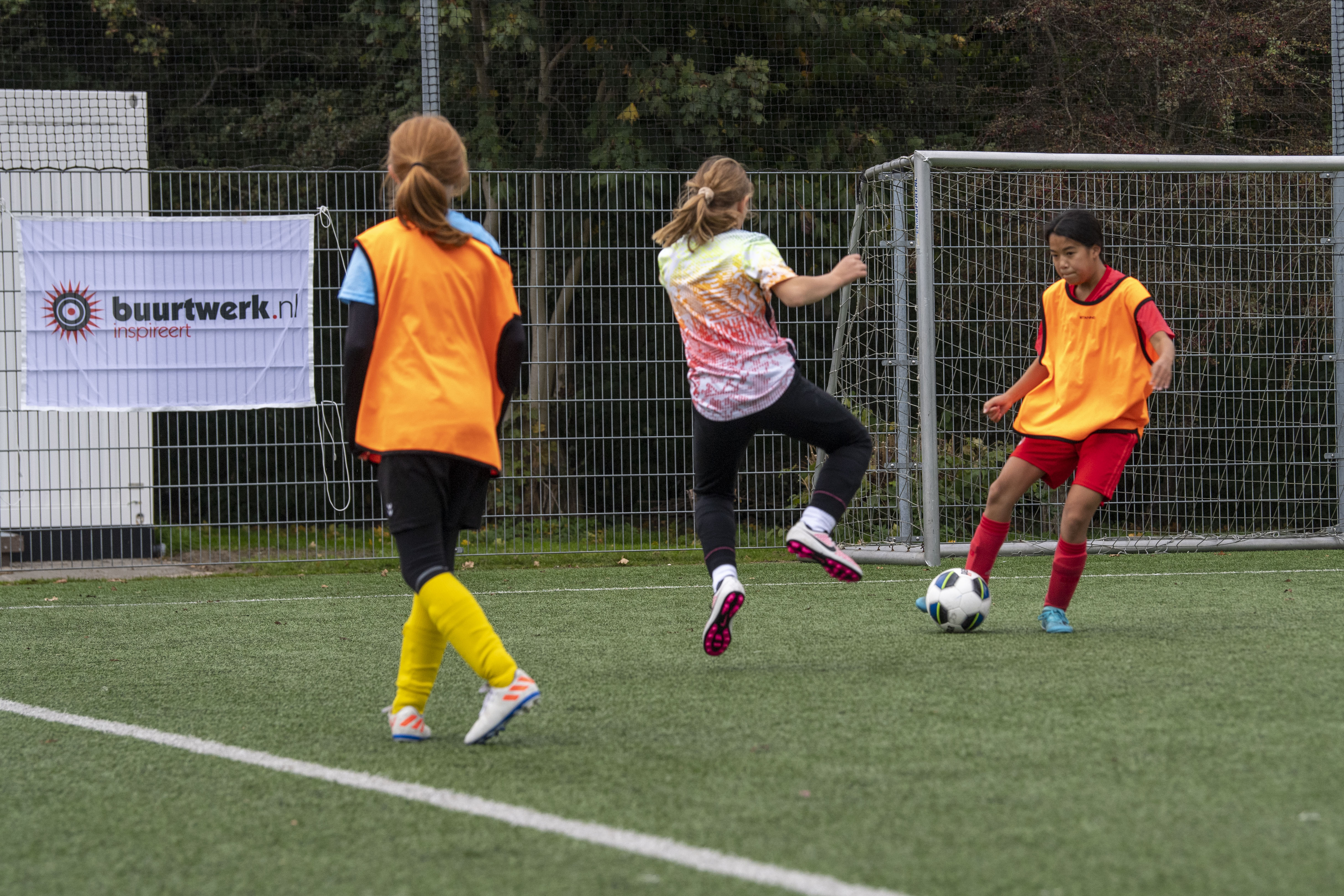 Een meisjesvoetbaltoernooi in Oegstgeest, georganiseerd door gro-up buurtwerk
