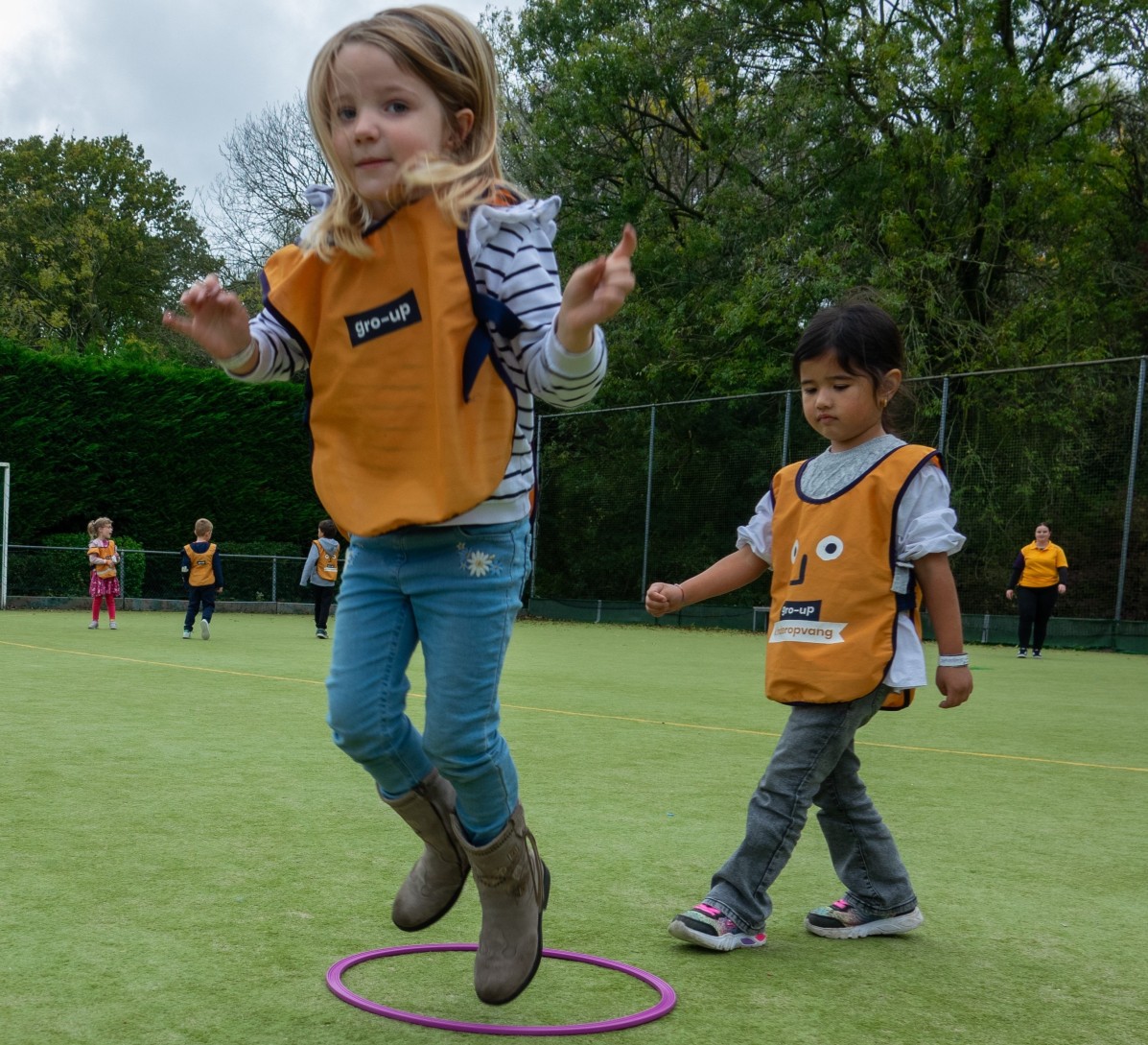 Twee meisjes sporten bij BSO Onyx van gro-up