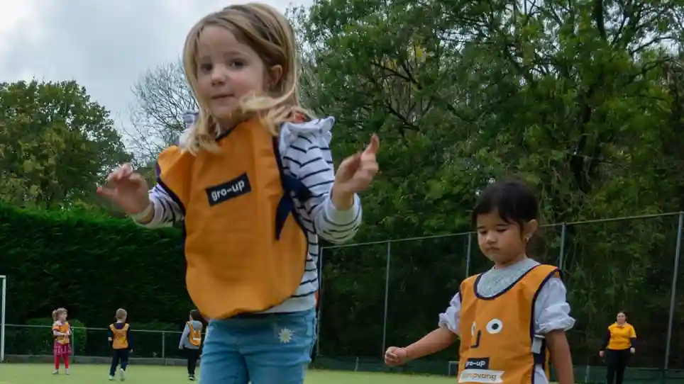 BSO Onyx van gro-up Twee meisjes sporten bij BSO Onyx van gro-up