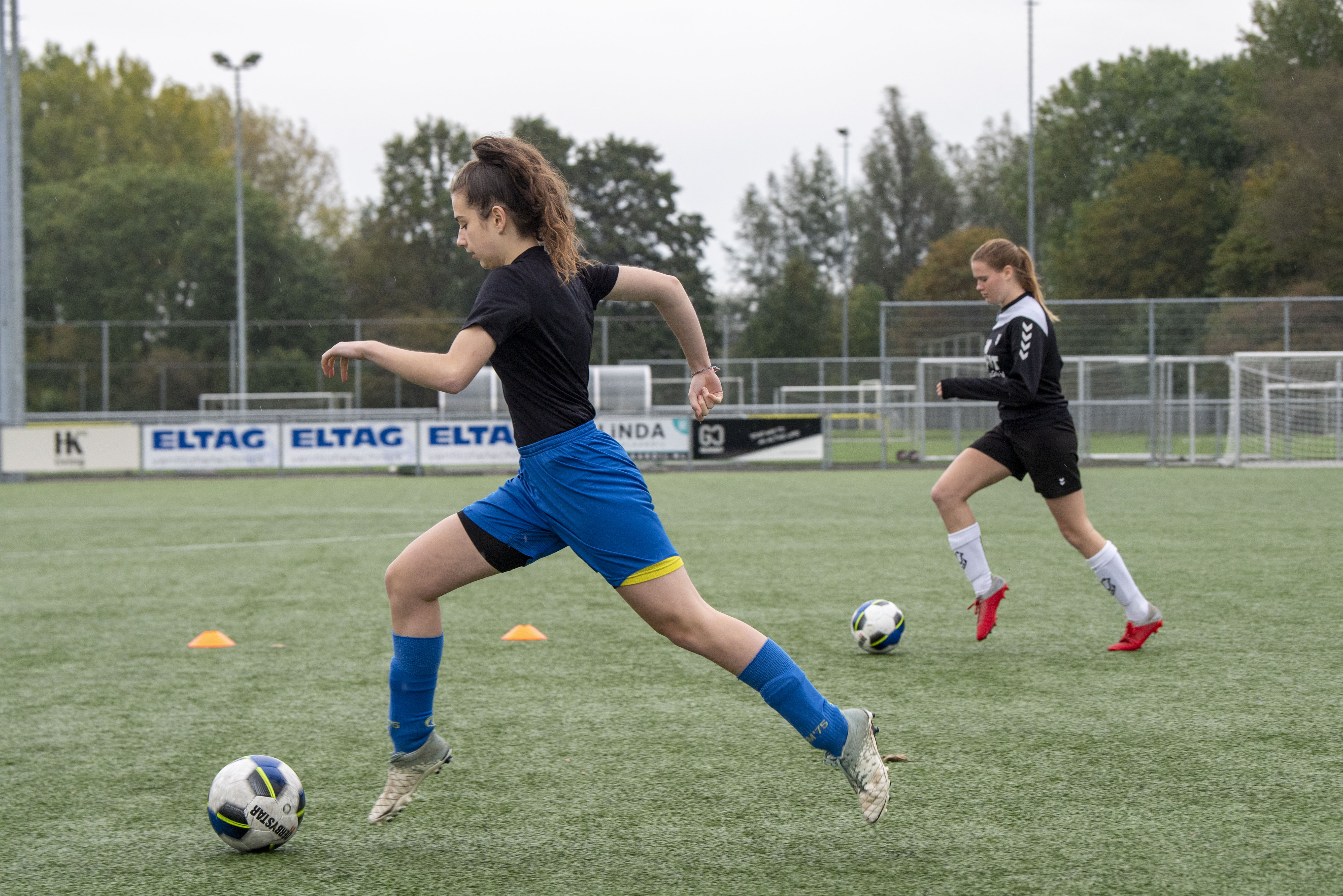 Meidenvoetbaltoernooi georganiseerd door gro-up buurtwerk Woerden