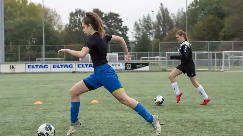 gro-up buurtwerk in Woerden Meidenvoetbaltoernooi georganiseerd door gro-up buurtwerk Woerden
