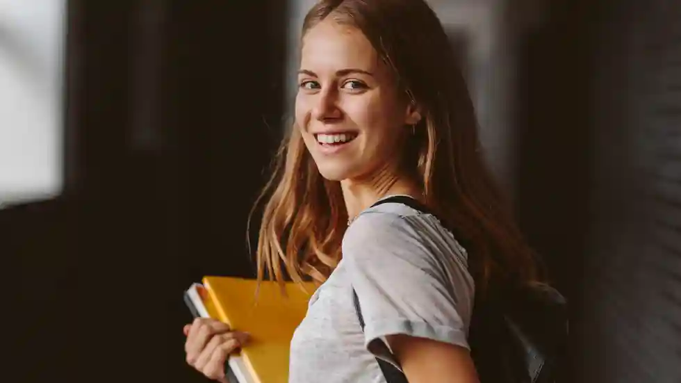 gro-up jeugd, meisje kijkt om met boeken in hand