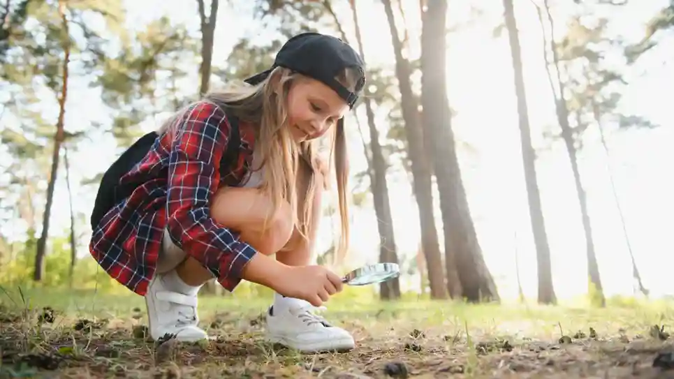 gro-up schoolkind meisje op onderzoek in de natuur gro-up schoolkind meisje op onderzoek in de natuur