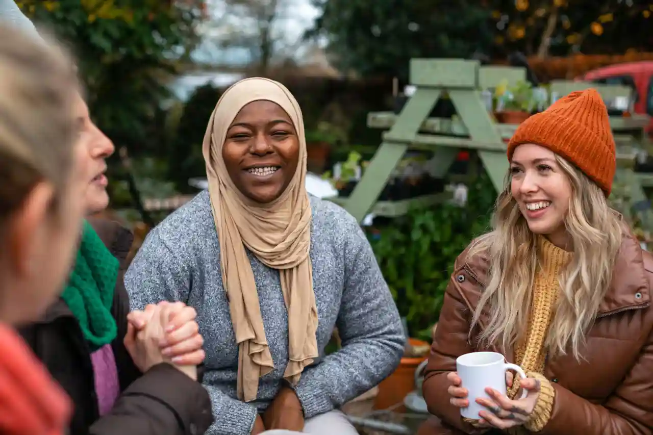 Buurt In Beeld gro-up buurtwerk Vrouwen babbelen met elkaar in een Zoetermeerse buurt