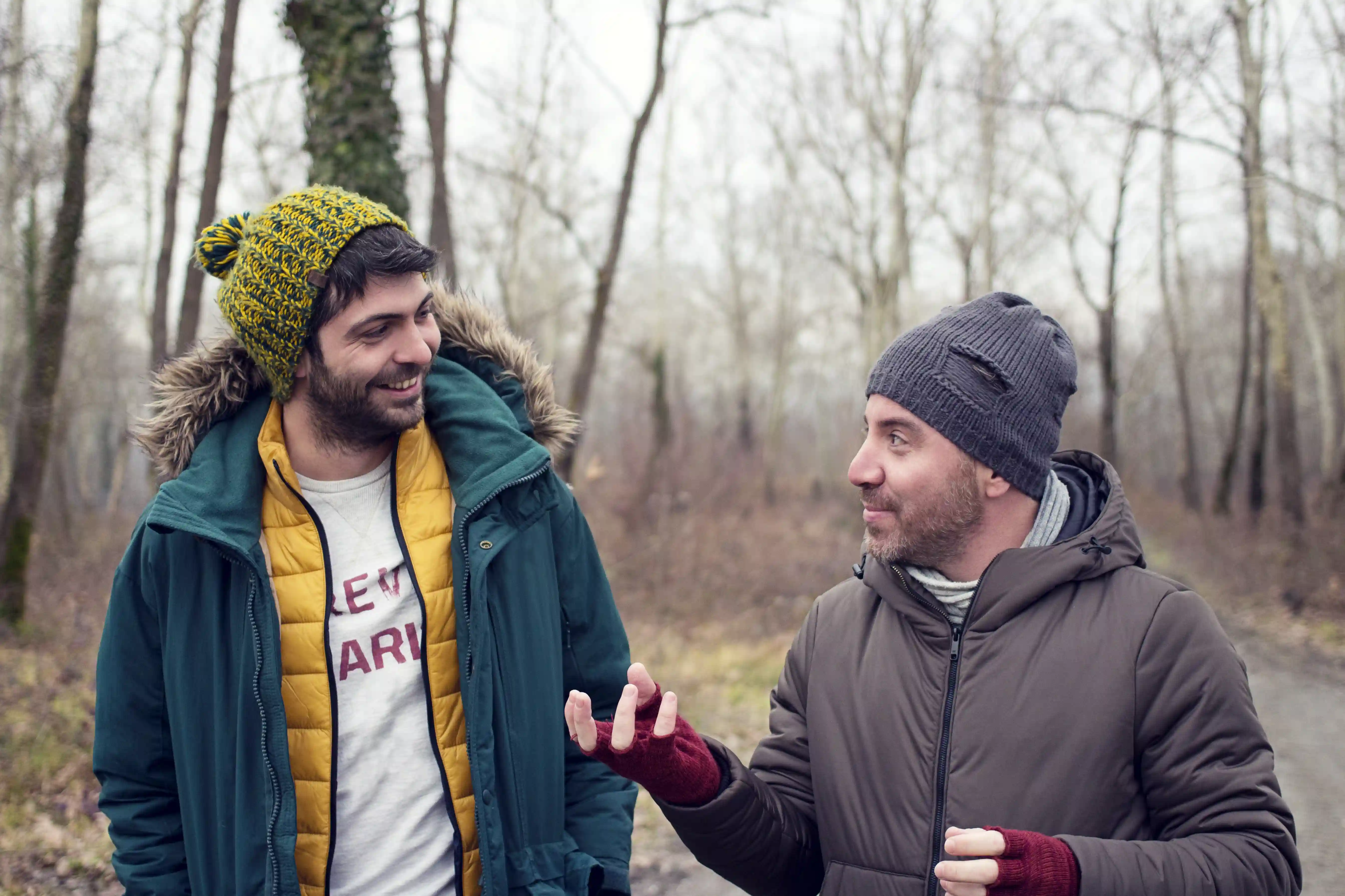 gro-up volwassenen wandelen in een bos