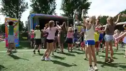 gro-up kinderen dansen op de muziek van DJ Blijwin tijdens het zomerspektakel