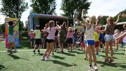gro-up kinderen dansen op de muziek van DJ Blijwin tijdens het zomerspektakel