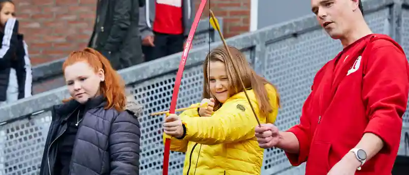 gro-up buurtwerk Oegstgeest Meisjes krijgen handboogles, georganiseerd door gro-up buurtwerk Oegstgeest