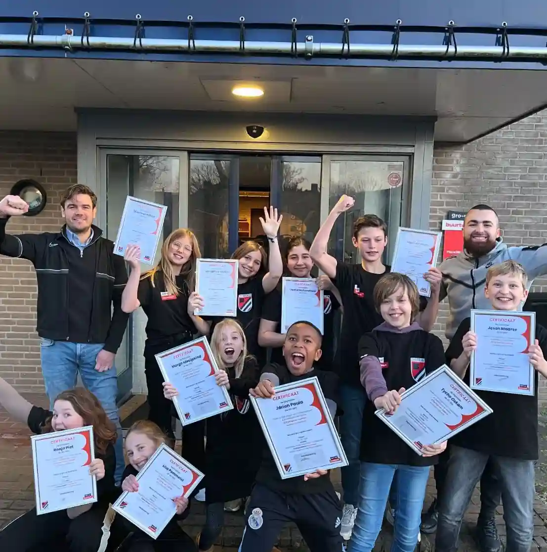 gro-up buurtwerk Aalsmeer Citytrainers Junioren Kinderen tonen trots hun diploma: ze hebben de cursus Citytrainer van gro-up buurtwerk in Aalsmeer met succes afgerond
