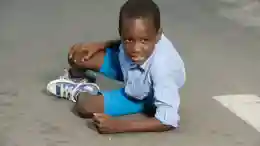 Jongen is gevallen Jongen is gevallen