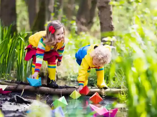 gro-up kinderen kleuters spelen bij het water gro-up de spelontwikkeling van je kind