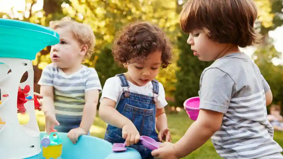 peuteropvang Het Spectrum van gro-up Peuters spelen buiten met water bij peuteropvang Het Spectrum van gro-up