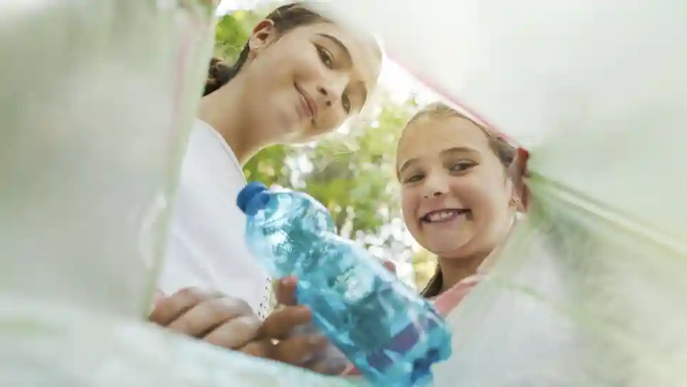 gro-up kind scheidt afval met volwassene gro-up kind scheidt afval met volwassene