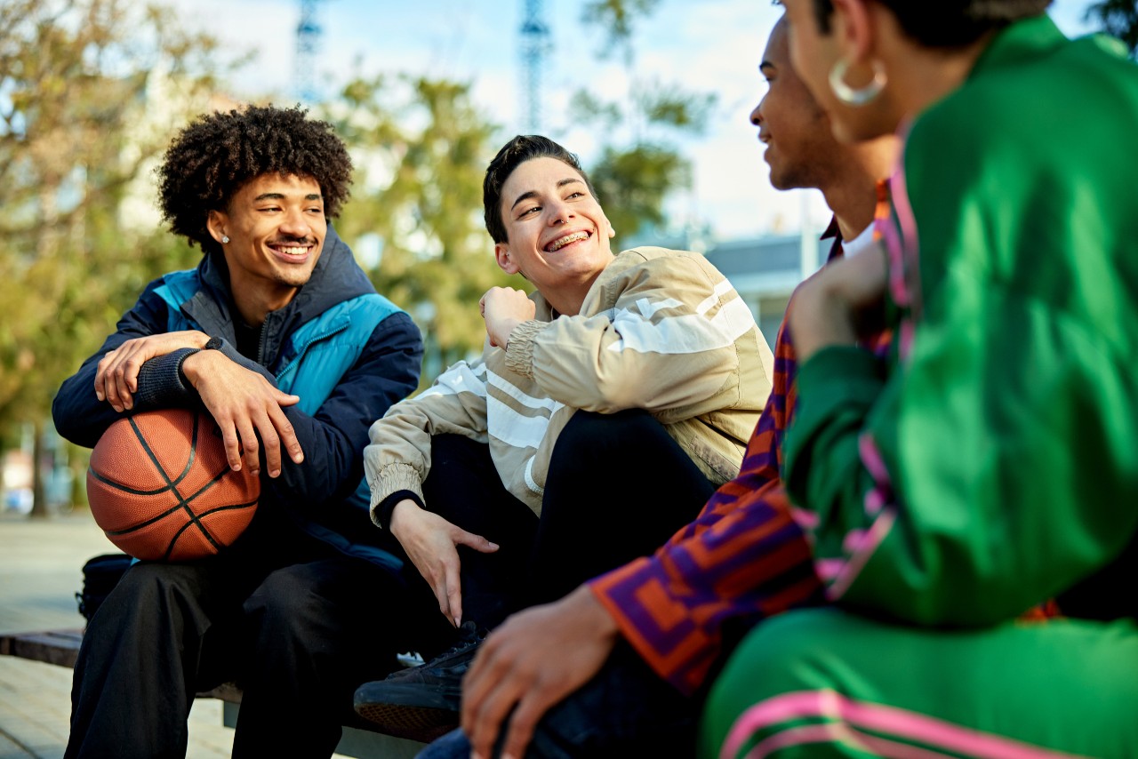 Jongeren in Leidschendam-Voorburg kletsen met elkaar op een bankje 