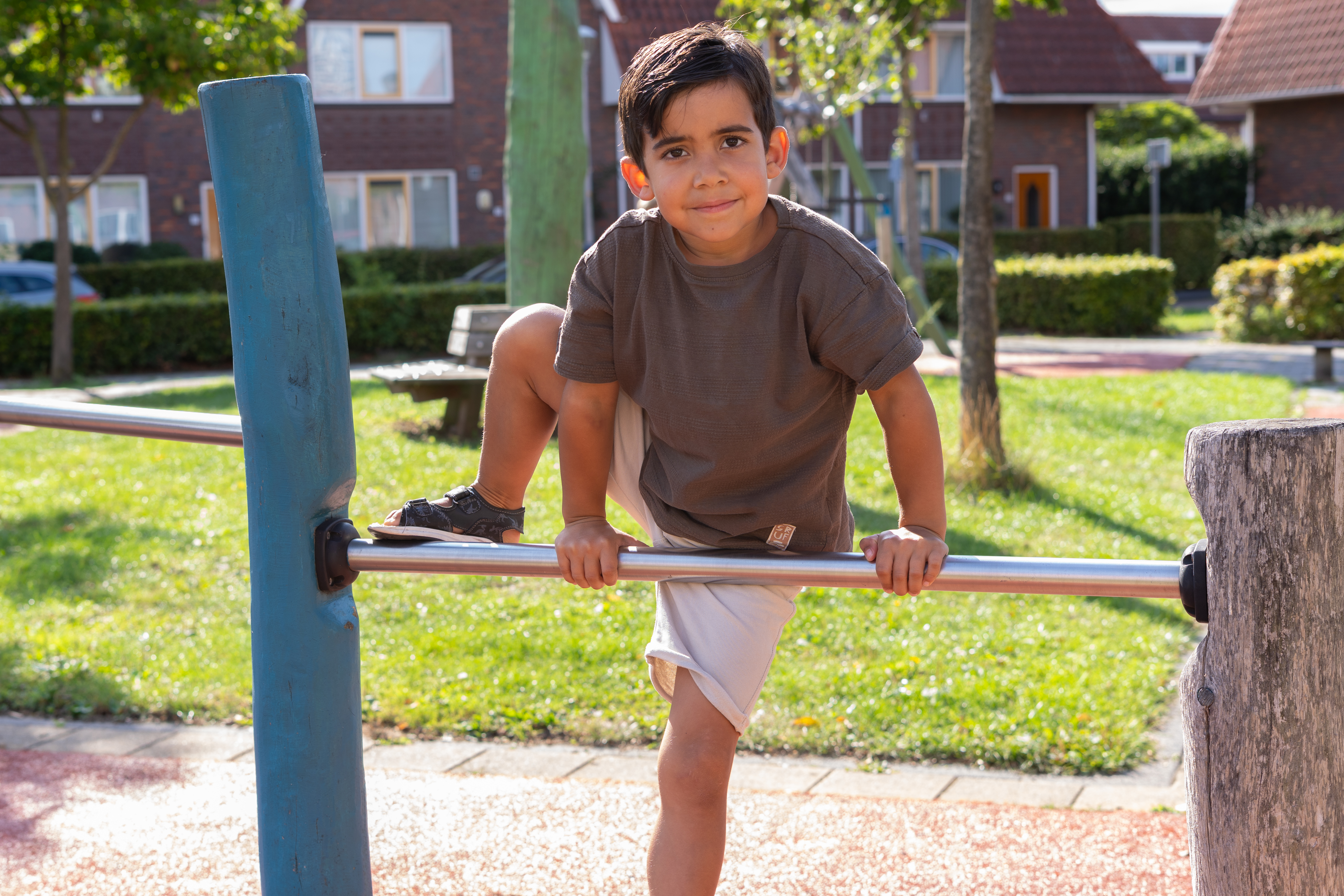 Kinderen en een pedagogisch medewerker spelen buiten bij BSO Ratjetoe van gro-up