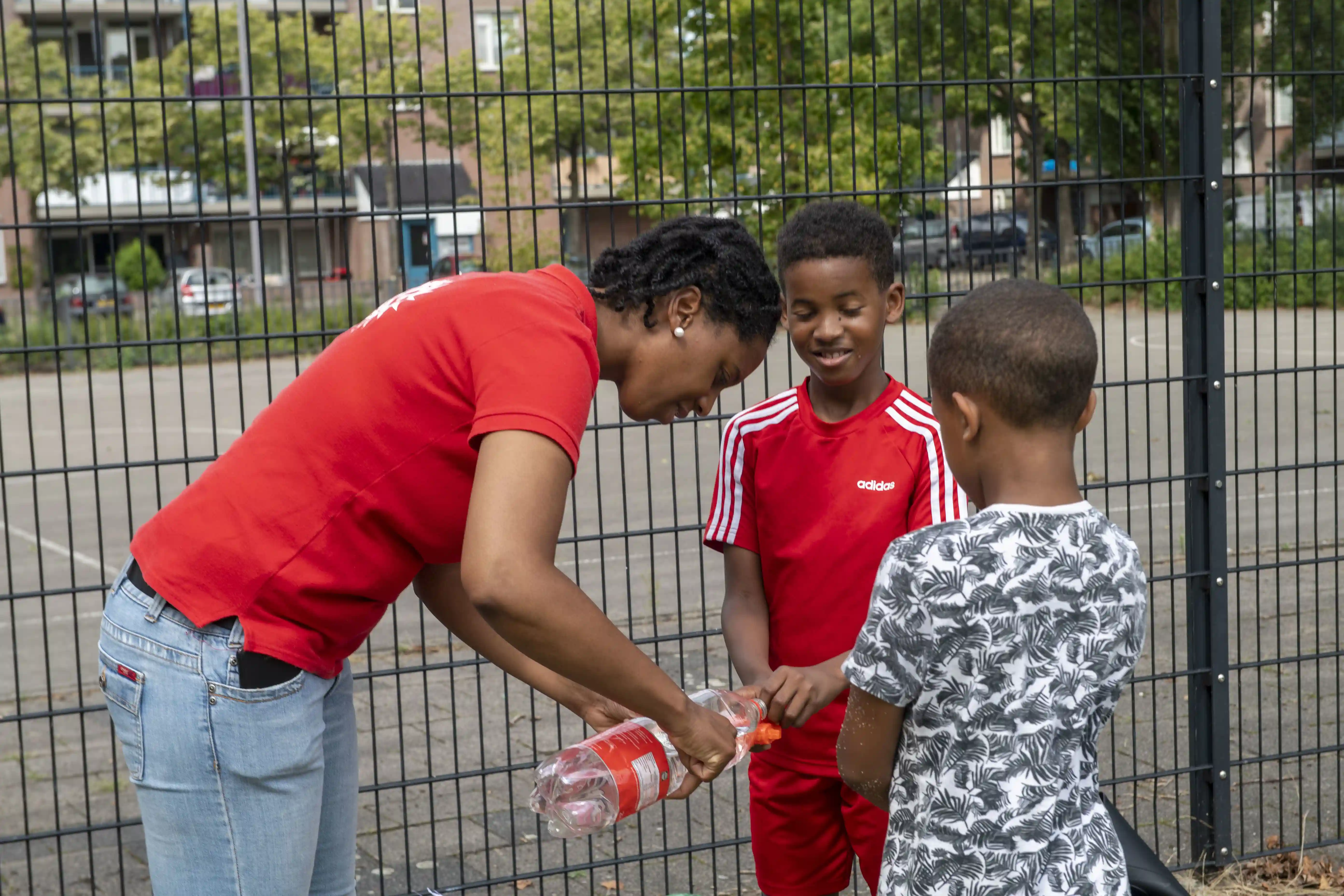 gro-up kinderen krijgen water van volwassene