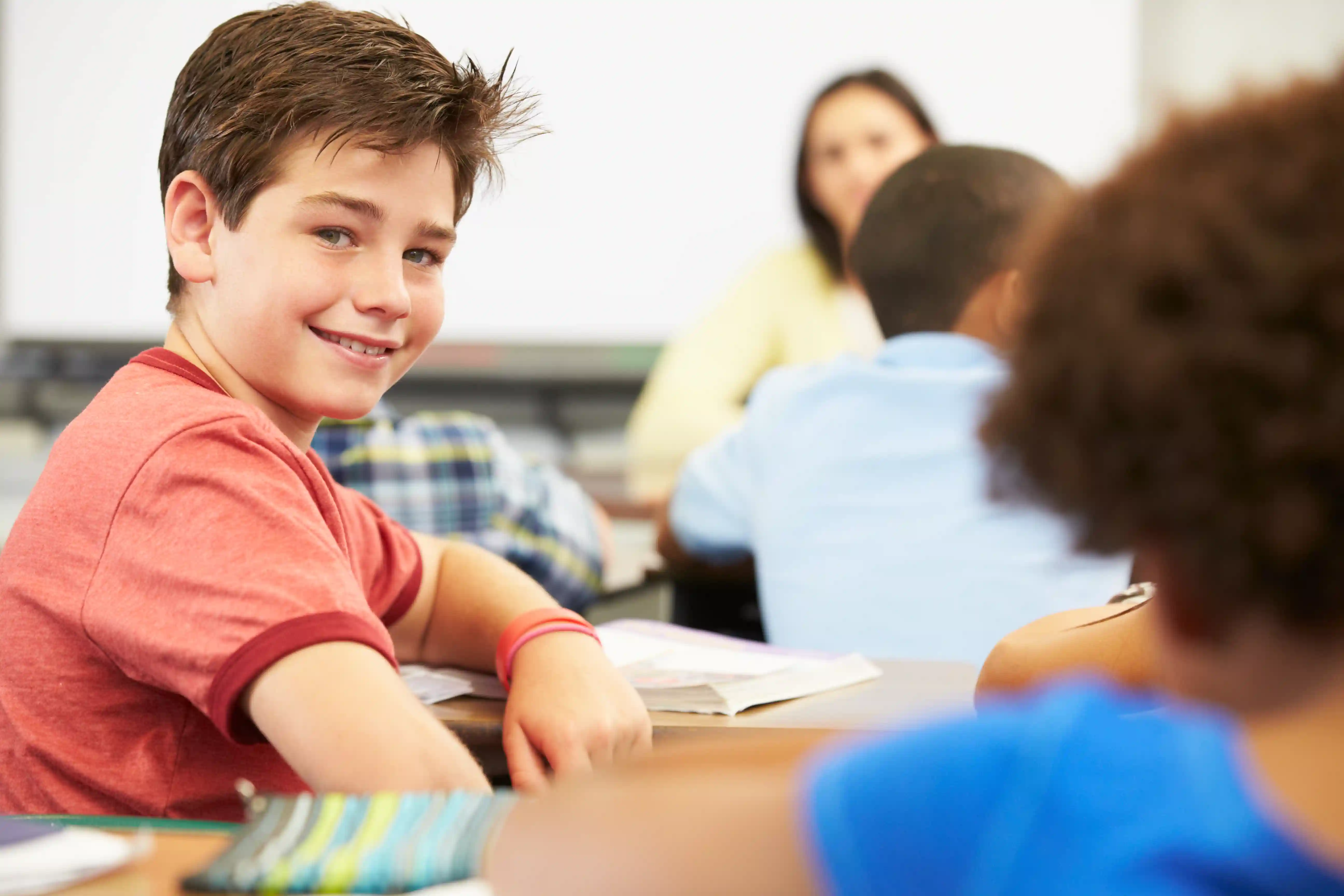 gro-up jeugd jongen kijkt om in klas gro-up jongen kijkt om in klas
