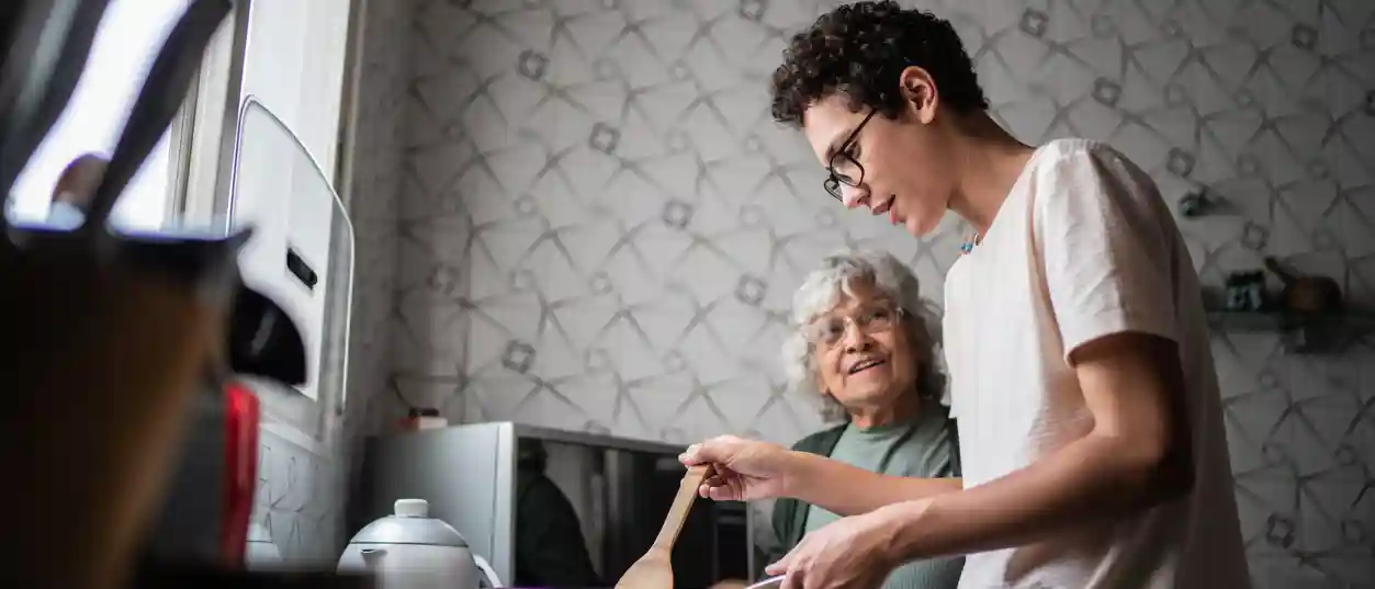 Go And Grow Gouda Een Goudse jongen kookt met zijn oudere buurvrouw als onderdeel van het programma Go and Grow van gro-up buurtwerk