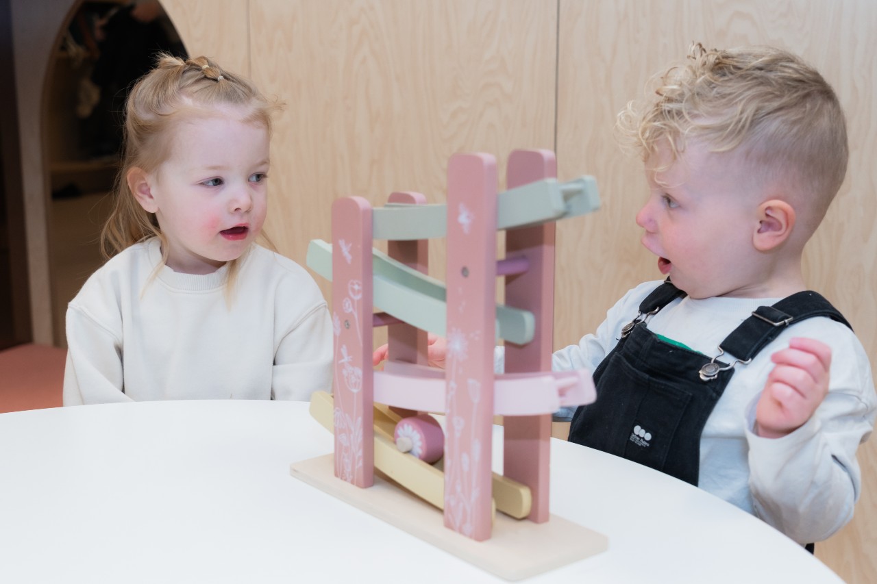 Twee peuters spelen met elkaar bij peuteropvang Ivoorhorst in Mariahoeve van gro-up