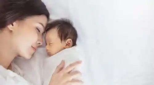 baby in bed met moeder gro-up Wat Is Kraamzorg