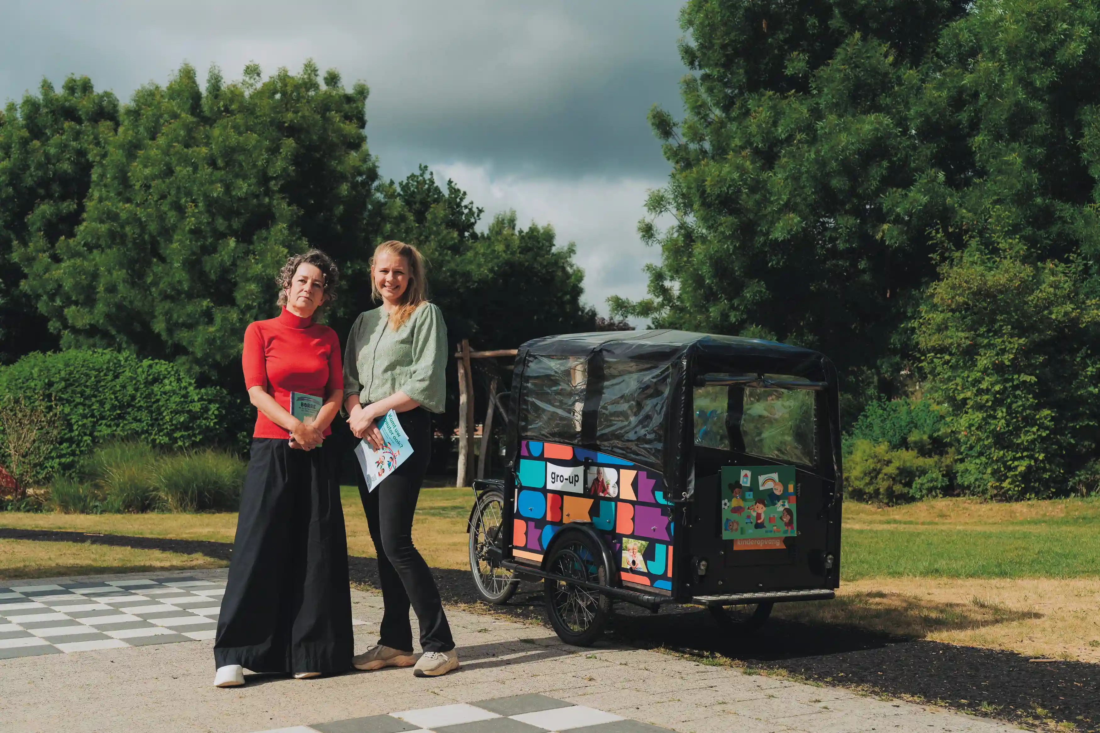 Foto van de peuterkar van gro-up met een locatiemanager en een netwerkregisseur van het CJG