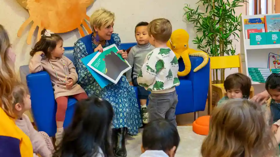 Laurentien van Oranje leest voor bij peuteropvang De Toverspiegel in Den Haag tijdens Dag van de Voorschool Laurentien van Oranje leest voor bij peuteropvang De Toverspiegel in Den Haag tijdens Dag van de Voorschool