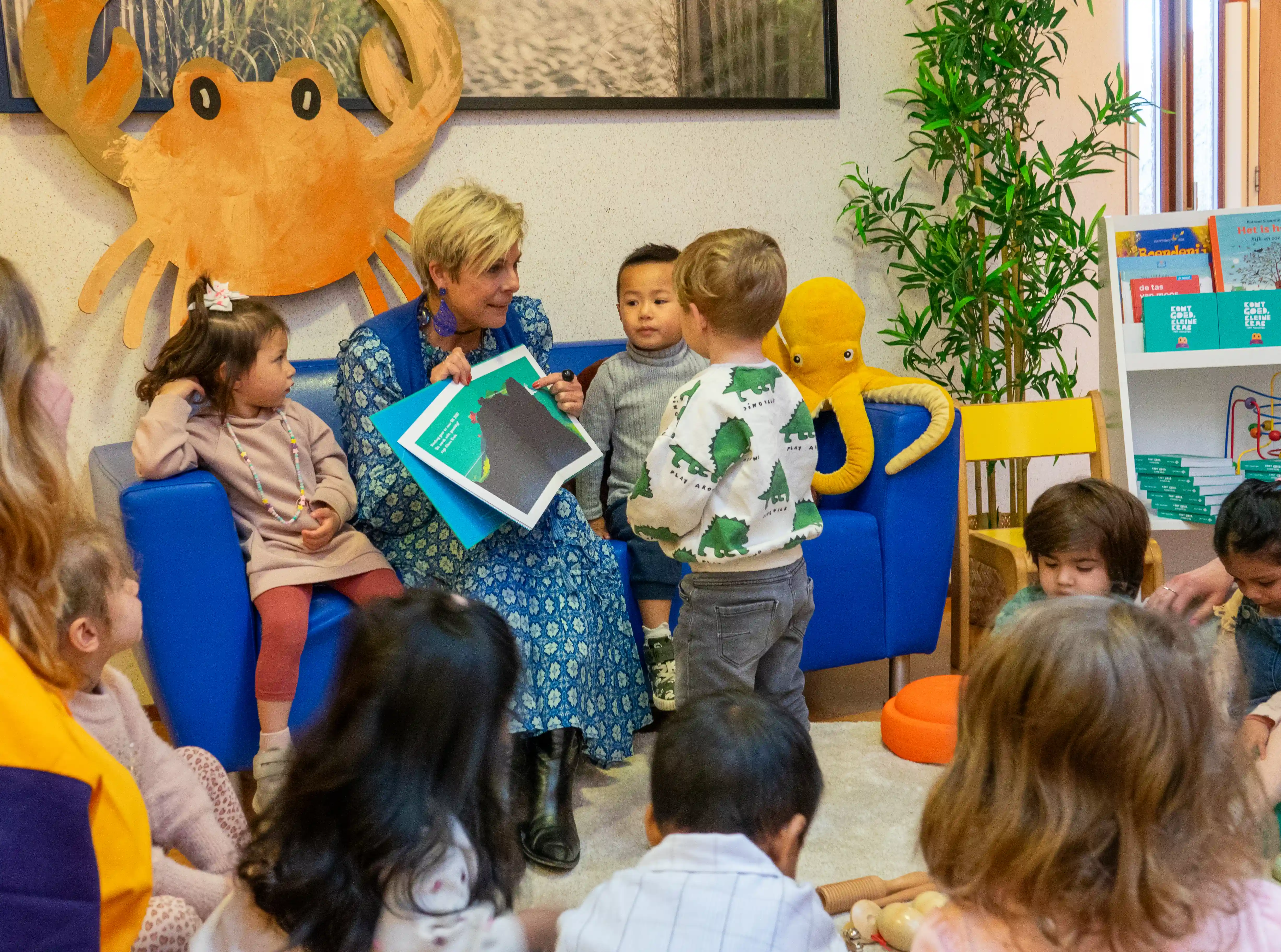 Laurentien van Oranje leest voor bij peuteropvang De Toverspiegel in Den Haag tijdens Dag van de Voorschool